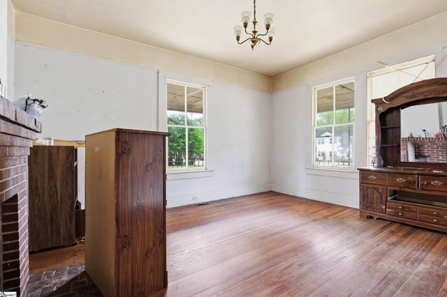800 W W Parker Road, Greenville, SC 29611