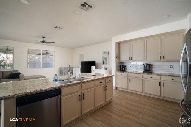 6107 Shasta Daisy Way, Bakersfield, CA 93311