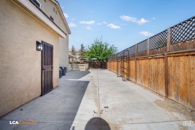 6107 Shasta Daisy Way, Bakersfield, CA 93311