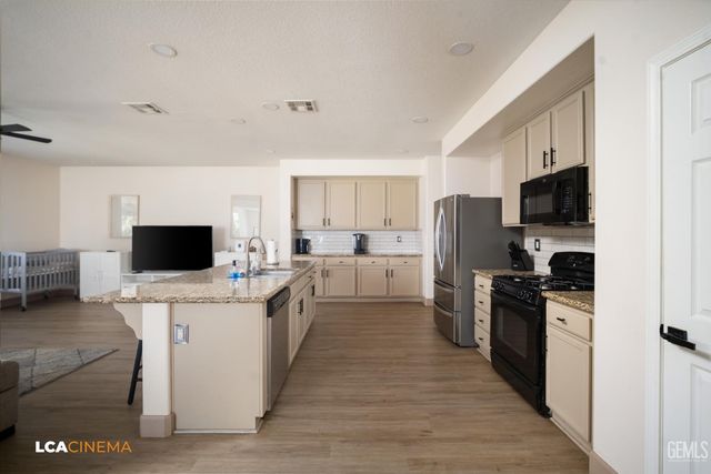 6107 Shasta Daisy Way, Bakersfield, CA 93311