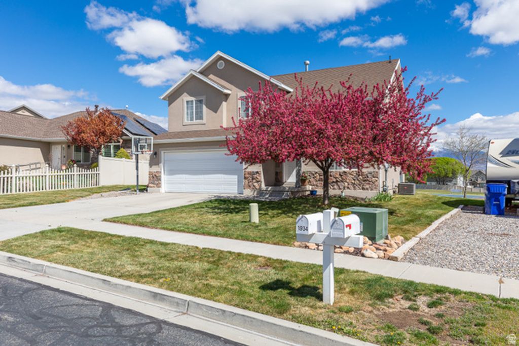 Image 3 of property listing at 1934 N TRELLIS PL, Saratoga Springs, UT 84045