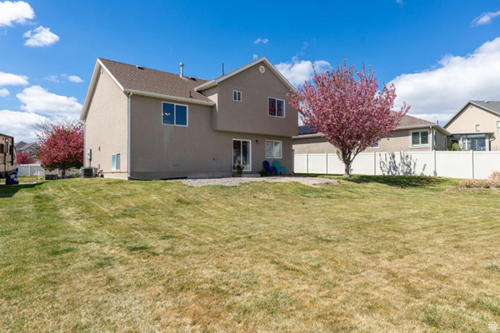 Image 4 of property listing at 1934 N TRELLIS PL, Saratoga Springs, UT 84045