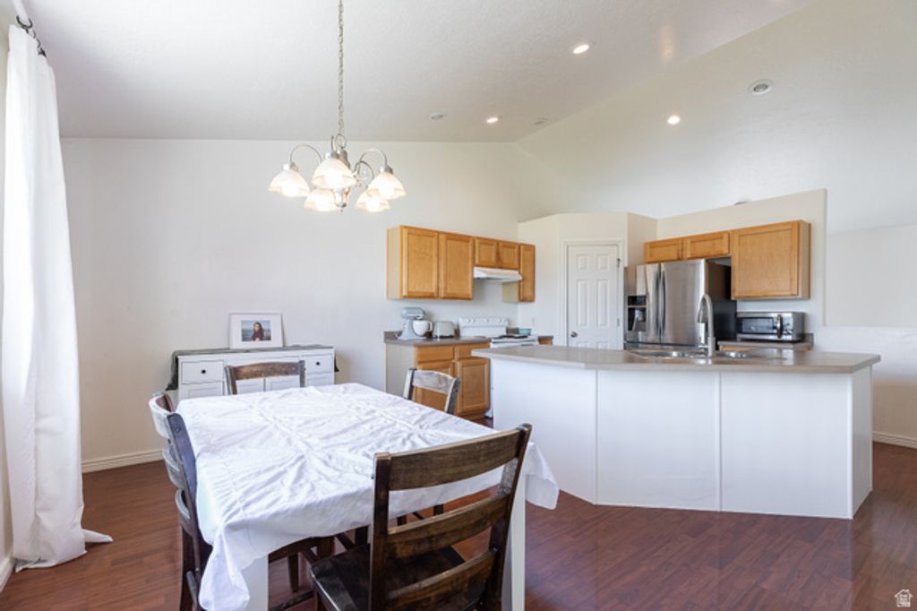 Image 7 of property listing at 1934 N TRELLIS PL, Saratoga Springs, UT 84045