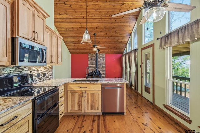 531 Knollwood Lane, Holly Lake Ranch, TX 75765