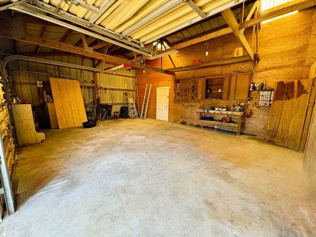 9596 W Us Highway 79, Hearne, TX 77859