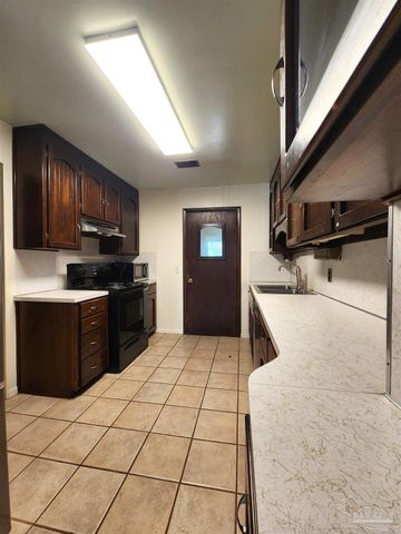 4 Bertram St, Pensacola, FL 32506
