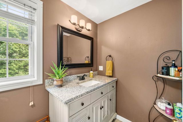 4 Squamscott Avenue, Derry, NH 03038