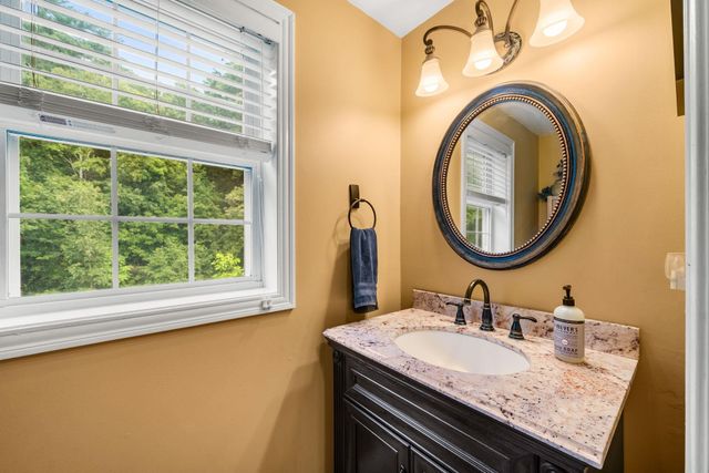 4 Squamscott Avenue, Derry, NH 03038
