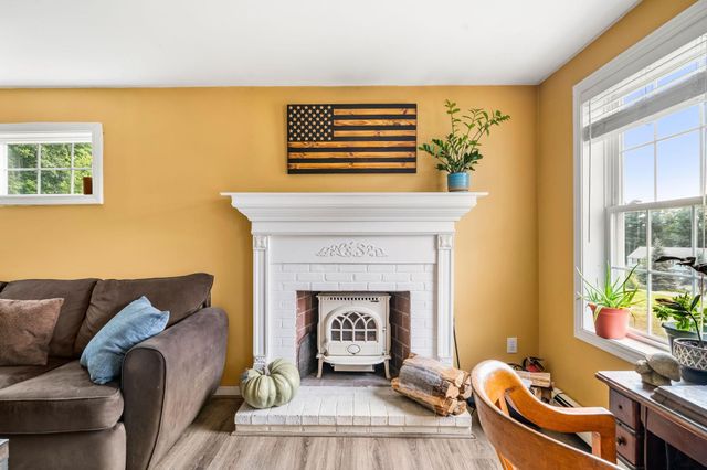 4 Squamscott Avenue, Derry, NH 03038