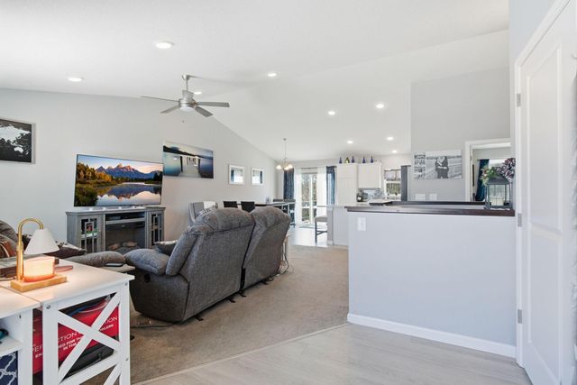 917 Mulberry Avenue NE, Montgomery, MN 56069