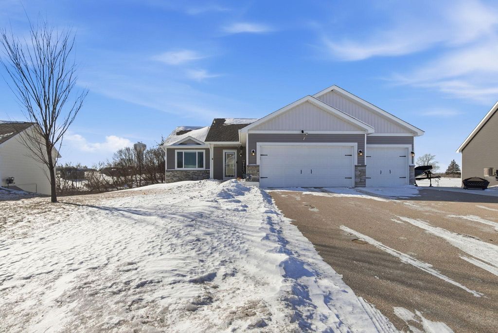 917 Mulberry Avenue NE, Montgomery, MN 56069