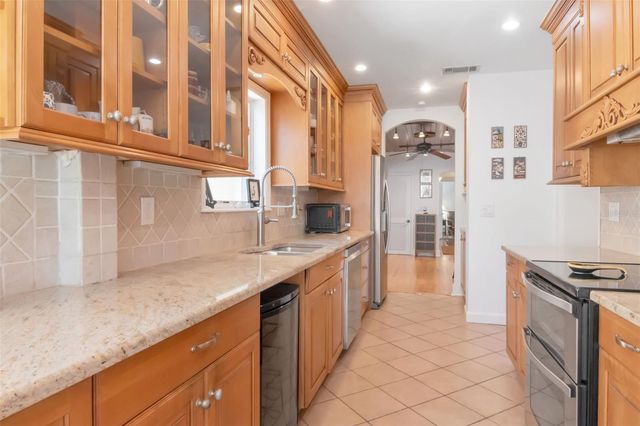 135 25TH AVENUE NE, St Petersburg, FL 33704