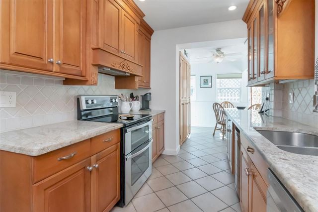 135 25TH AVENUE NE, St Petersburg, FL 33704