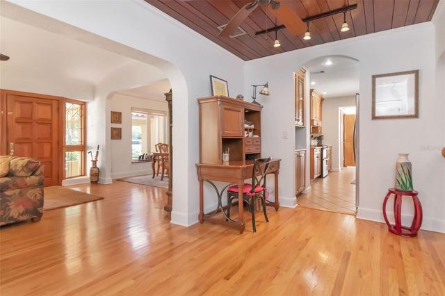 135 25TH AVENUE NE, St Petersburg, FL 33704