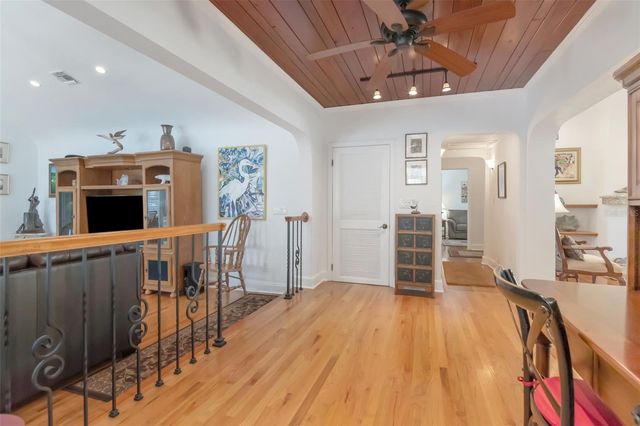 135 25TH AVENUE NE, St Petersburg, FL 33704