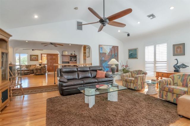 135 25TH AVENUE NE, St Petersburg, FL 33704