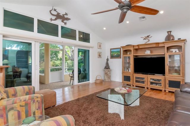 135 25TH AVENUE NE, St Petersburg, FL 33704