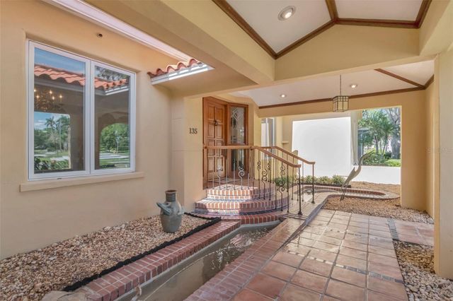 135 25TH AVENUE NE, St Petersburg, FL 33704