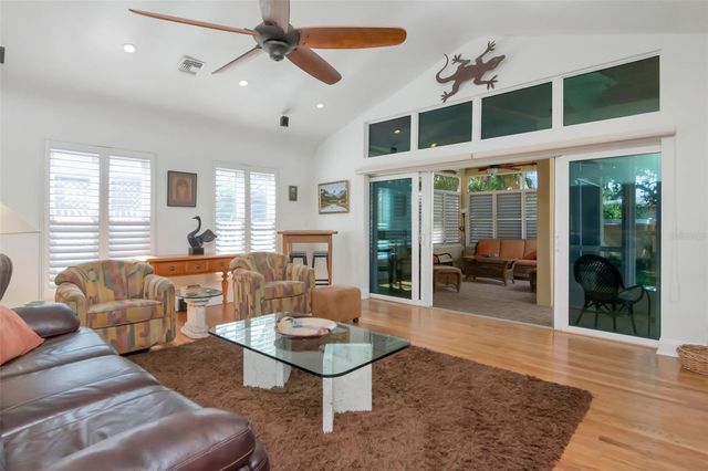 135 25TH AVENUE NE, St Petersburg, FL 33704