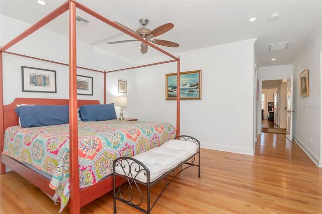 135 25TH AVENUE NE, St Petersburg, FL 33704