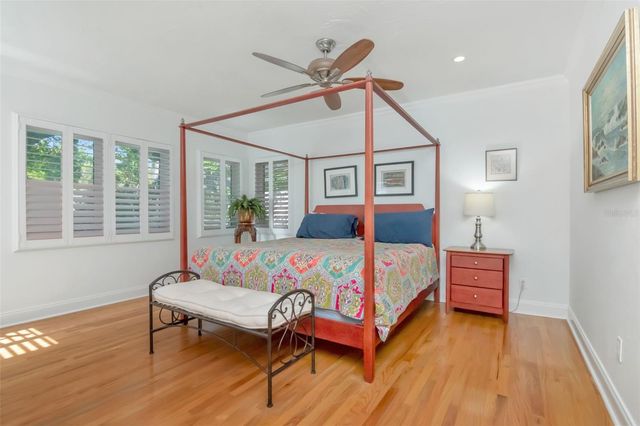 135 25TH AVENUE NE, St Petersburg, FL 33704