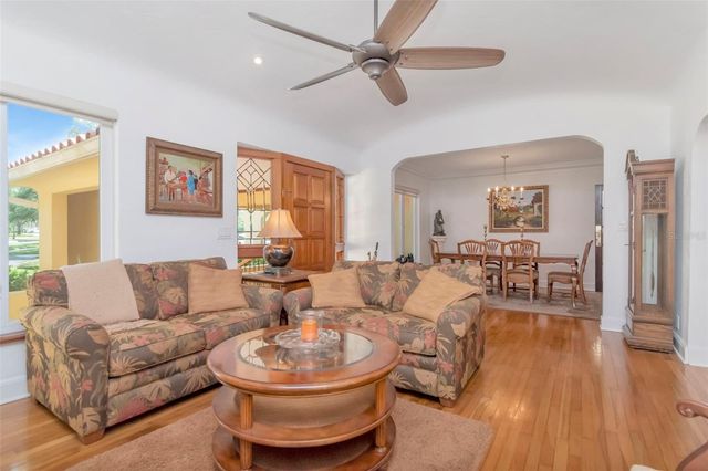 135 25TH AVENUE NE, St Petersburg, FL 33704