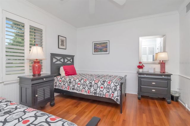 135 25TH AVENUE NE, St Petersburg, FL 33704