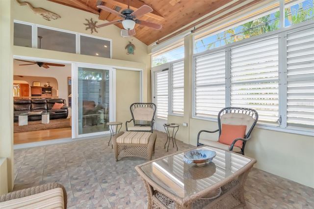 135 25TH AVENUE NE, St Petersburg, FL 33704