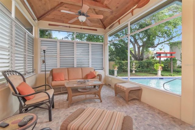 135 25TH AVENUE NE, St Petersburg, FL 33704