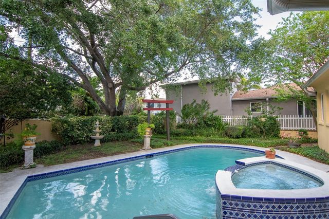 135 25TH AVENUE NE, St Petersburg, FL 33704