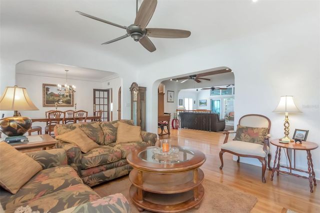 135 25TH AVENUE NE, St Petersburg, FL 33704