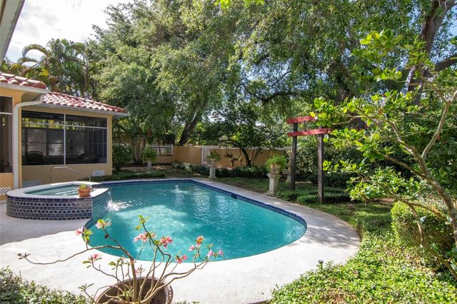 135 25TH AVENUE NE, St Petersburg, FL 33704