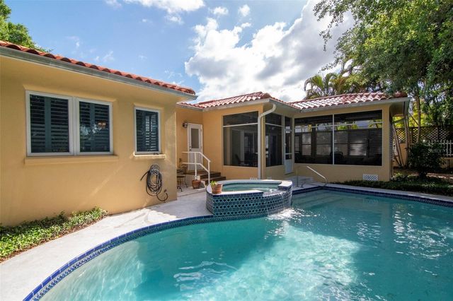 135 25TH AVENUE NE, St Petersburg, FL 33704