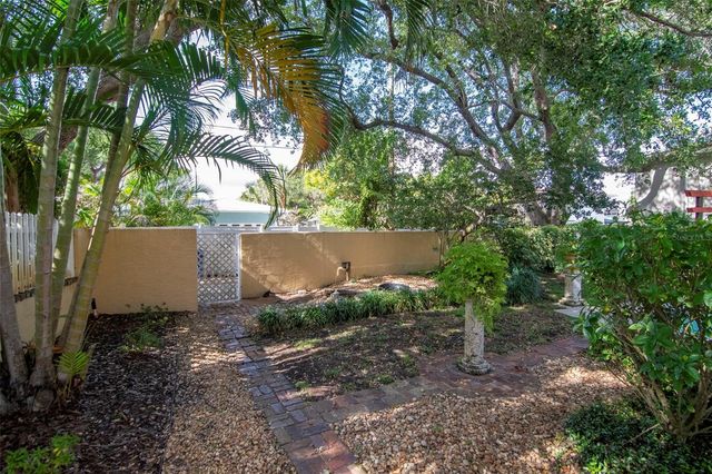 135 25TH AVENUE NE, St Petersburg, FL 33704