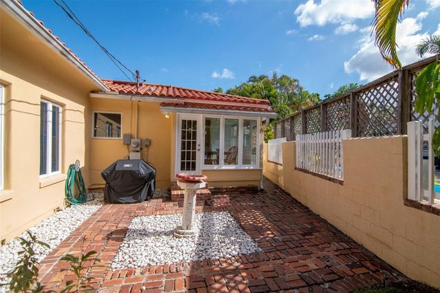 135 25TH AVENUE NE, St Petersburg, FL 33704