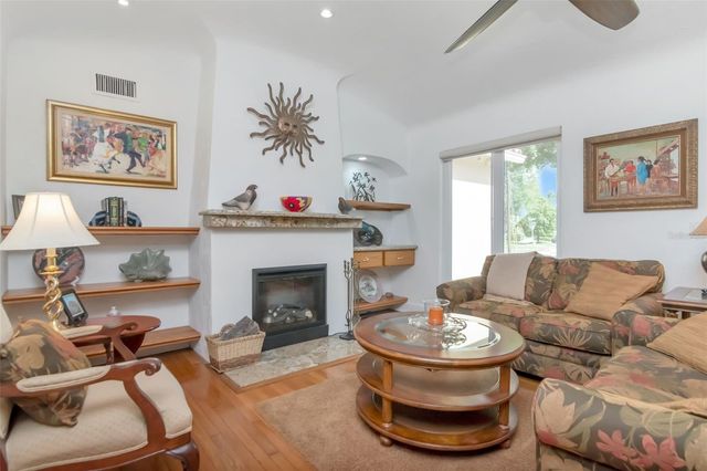 135 25TH AVENUE NE, St Petersburg, FL 33704