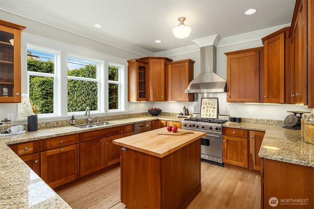 5113 47th Avenue NE, Seattle, WA 98105