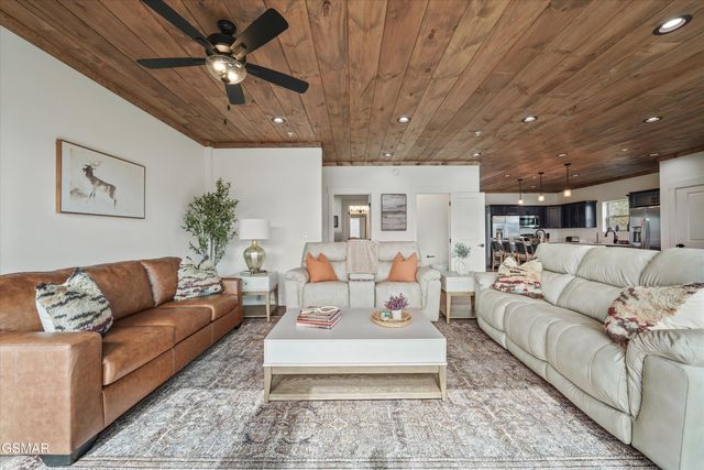 287 Laurel Oaks Way, Gatlinburg, TN 37738