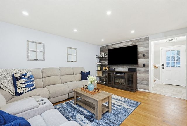 33 Santoro Road, Worcester, MA 01606