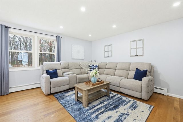 33 Santoro Road, Worcester, MA 01606