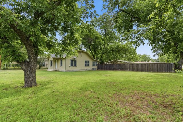 525 S Austin Street, De Leon, TX 76444