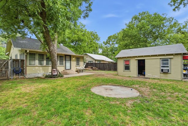 525 S Austin Street, De Leon, TX 76444