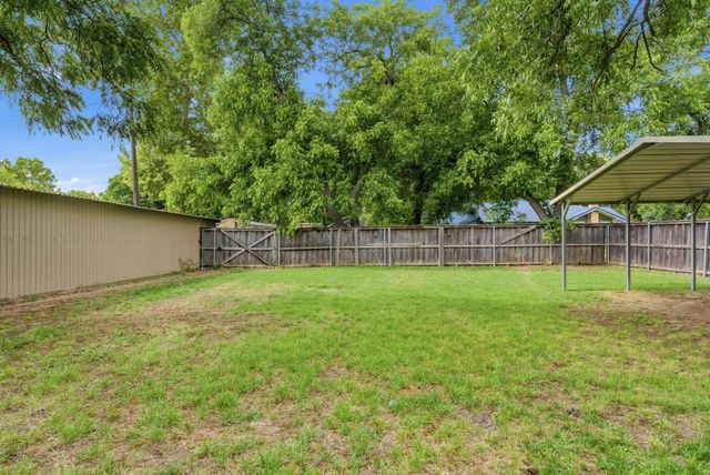 525 S Austin Street, De Leon, TX 76444