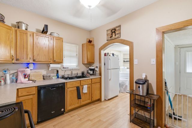 525 S Austin Street, De Leon, TX 76444