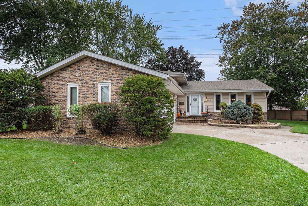 8838 Madison Court, Munster, IN 46321