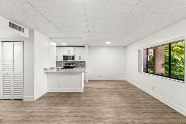 507 Meadows Circle, Boynton Beach, FL 33436