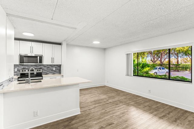 507 Meadows Circle, Boynton Beach, FL 33436