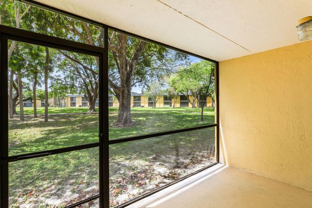 507 Meadows Circle, Boynton Beach, FL 33436