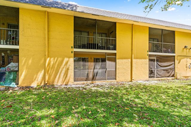 507 Meadows Circle, Boynton Beach, FL 33436