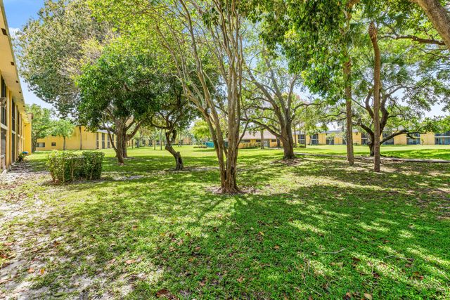 507 Meadows Circle, Boynton Beach, FL 33436